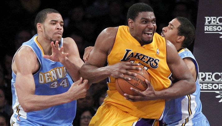 Andrew Bynum í leiknum í nótt.