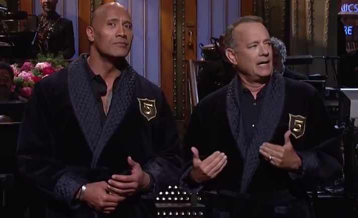 Leikararnir Dwayne Johnson og Tom Hanks í þættinum Saturday Night Live í gær.