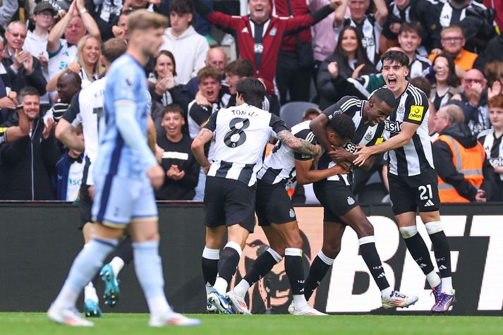 Alexander Isak fagnar sigurmarki sínu fyrir Newcastle United í dag.