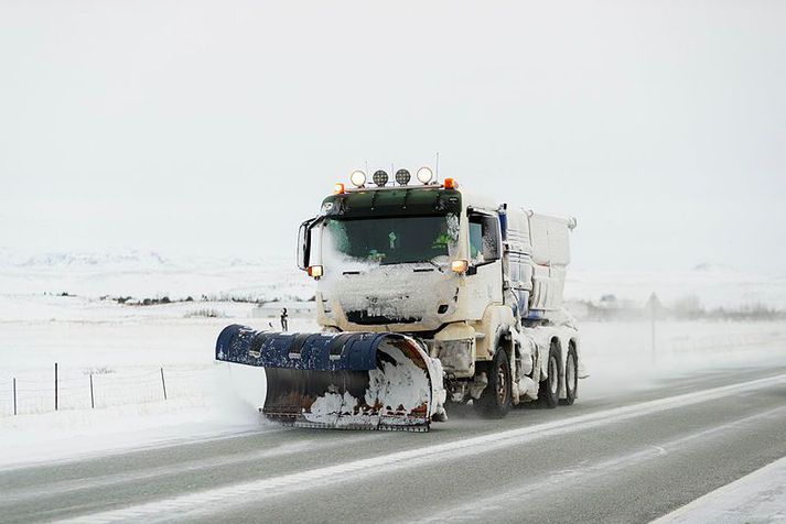 Ökumaður missti stjórn á bílnum sem hafnaði framan á snjóruðningstæki. Sem betur fer urðu engin slys á fólki.