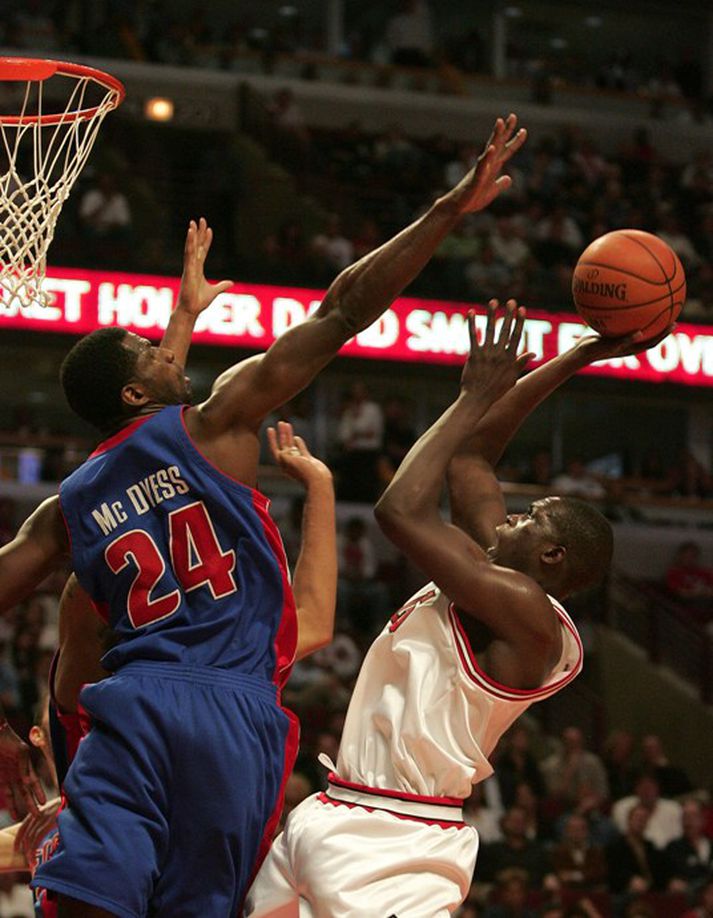 Anthony McDyess sést hér verja skot frá Luol Deng, framherja Chicago.