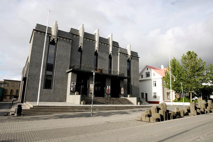 Maðurinn gat ekki komist af sjálfdáðum niður af svölum Þjóðleikhússins sökum ölvunar. 