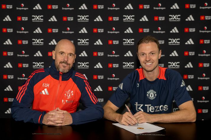 Erik Ten Hag og Jonny Evans verða báðir áfram hjá Manchester United.