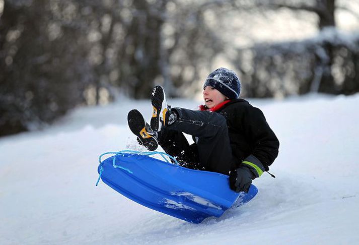 Á þotu í skotlandi Þessi piltur skemmti sér vel í snjónum.
fréttablaðið/AP