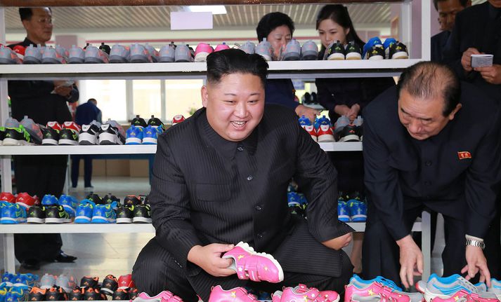 Kim Jong Un, einræðisherra Norður-Kóreu skoðar barnaskó.