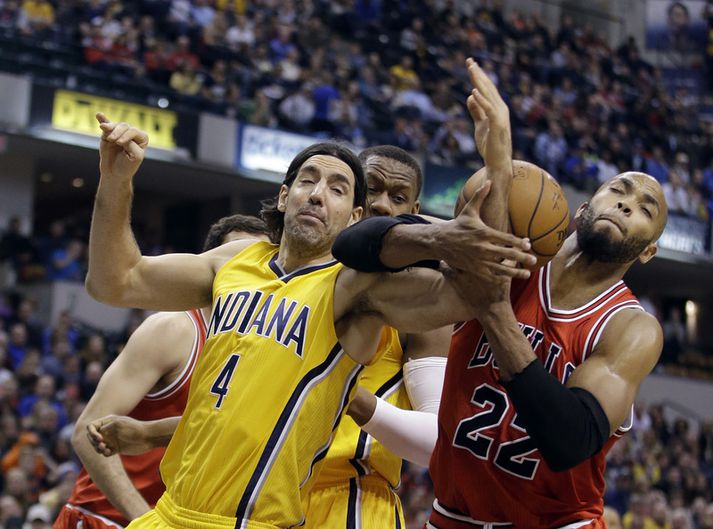 Luis Scola í baráttu við Taj Gibson.