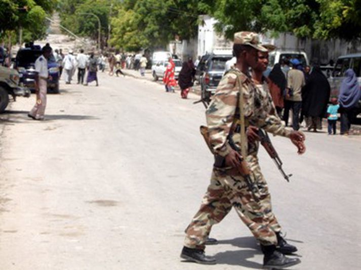 Hermenn á gangi um götur Mogadishu.