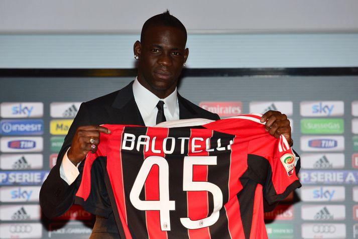 Mario Balotelli með AC Milan búninginn.