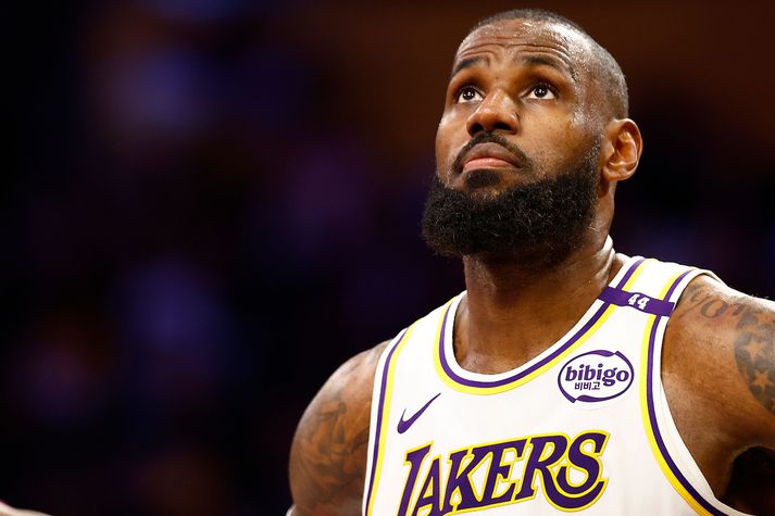 LeBron James er að verða fertugur en hann er með 24,3 stig, 8,1 frákast og 9,4 stoðsendingar að meðaltali í fyrstu ellefu leikjum Los Angeles Lakers á tímabilinu.