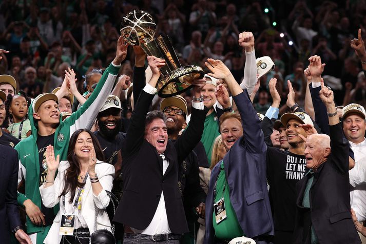 Eigandinn Wyc Grousbeck með verðlaunagripinn eftir að Boston Celtics varð NBA-meistari í átjánda sinn í fyrra. Nú hefur hann selt félagið.