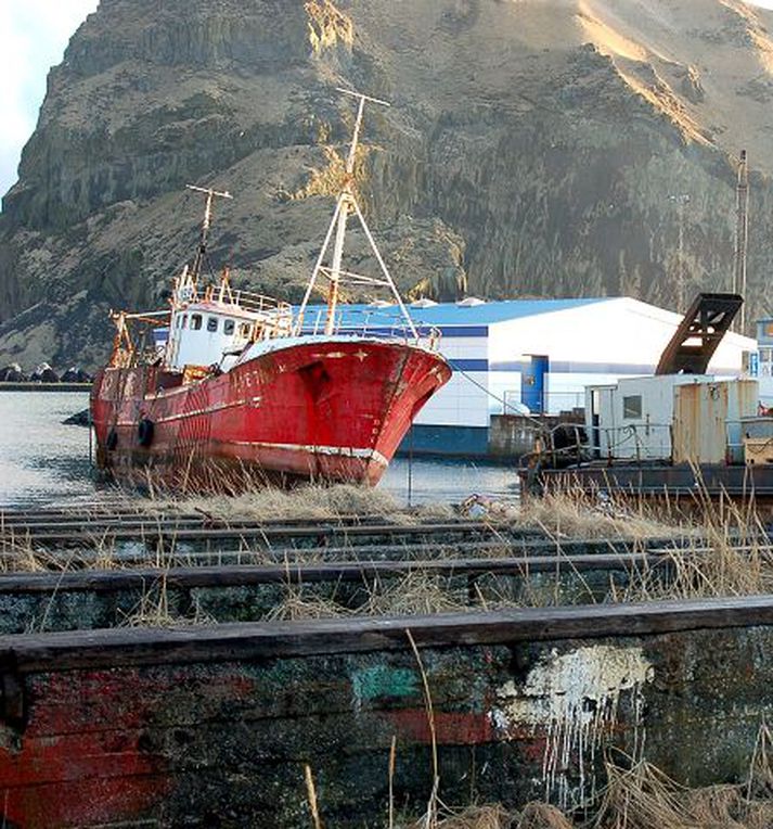 Þetta gamla stálskip er eitt þeirra skipa sem verður rifið.