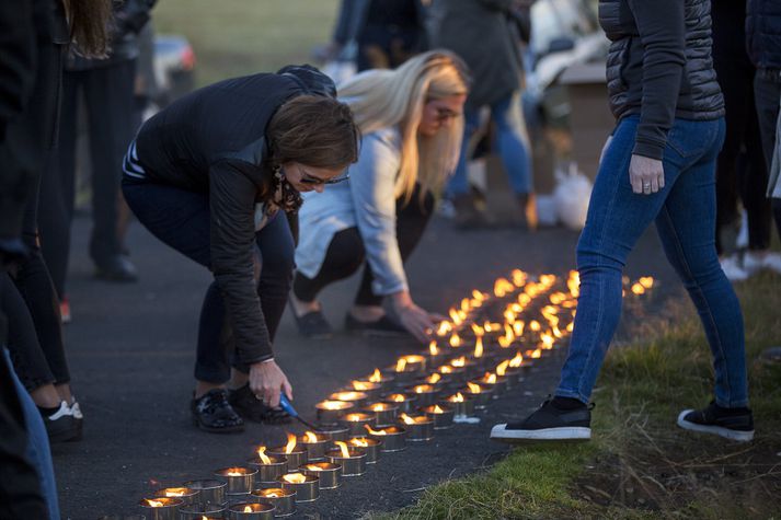 Vinir og aðstandendur kveiktu á kerti til minningar um manninn.