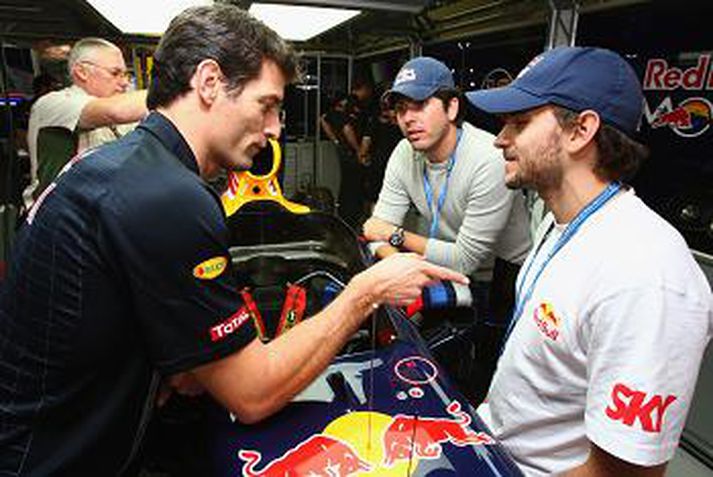 Mark Webber ræðir við Carlos Buena og Daniel Sena sem voru gestir Red Bull liðsins.