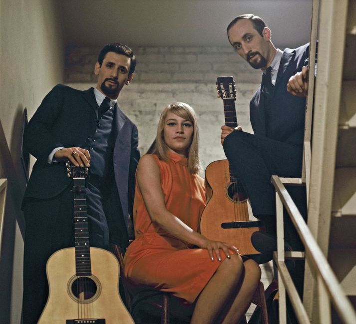 Peter Yarrow er til vinstri, Mary Travers er í miðjunni, og Paul Stookey er hægra megin. Saman mynduðu þau Peter, Paul and Mary.