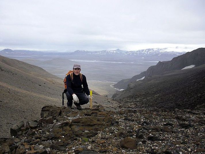 Guðmundur Árnason landvörður við göngustiku efst í Tvílitaskarði sunnan við Skrauta.