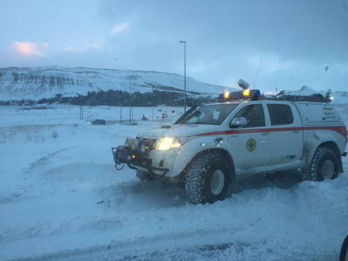 Björgunarsveitir vinna nú að því að grafa fólk út úr föstum bílum á svæðinu.