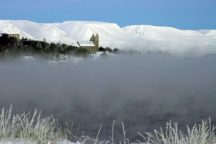 Akureyri Mennirnir brutust inn í þrjú hús á Akureyri og létu greipar sópa.