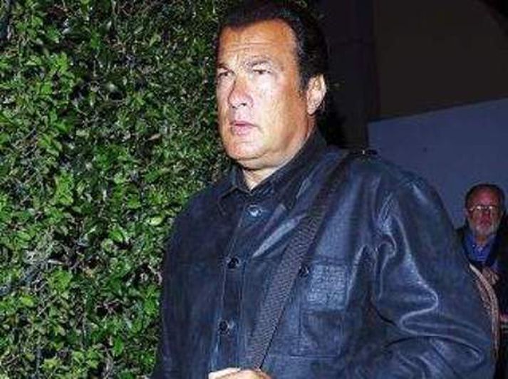 Kærður Steven Seagal hefur verið sakaður um kynferðislegt áreiti af fyrr­verandi aðstoðarkonu.