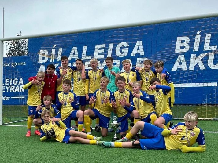 Lið KA með bikarinn og medalíurnar eftir sigurinn gegn Stjörnunni sem síðan var dæmdur ógildur.