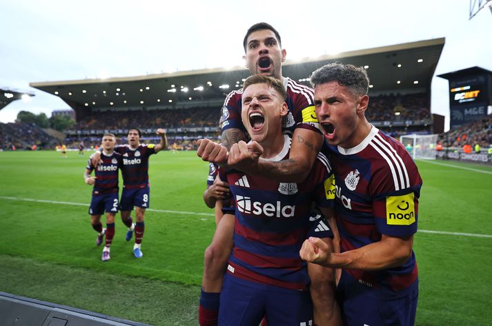 Markaskorararnir Harvey Barnes og Fabian Schar fagna sigurmarkinu. Bruno Guimares skellti sér á bak.