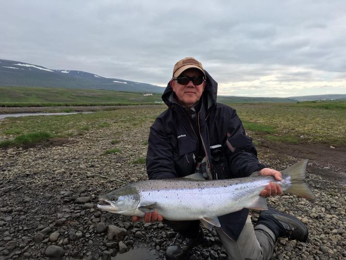 Jóhann Hafnfjörð Rafnsson með stórlax úr opnun Víðidalsár í gær.