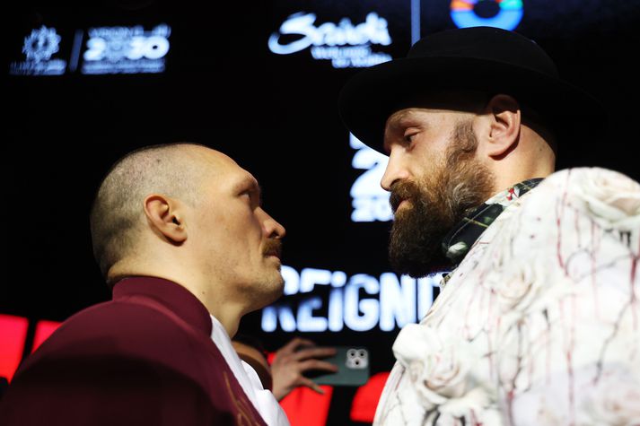 Það er talsverður stærðarmunur á þeim Tyson Fury frá Bretlandi (til hægri) og Oleksandr Usyk frá Úkraínu. Þeir mætast í hnefaleikahringnum í kvöld.