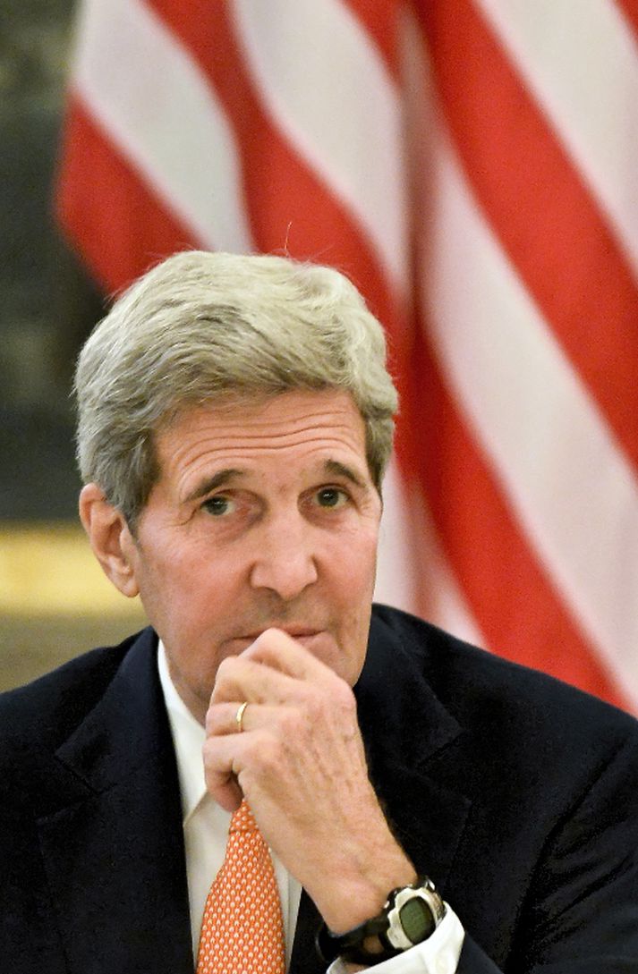 John Kerry utanríkisráðherra er nú á leið til Vínarborgar til skrafs og ráðagerða með utanríkisráðherrum nokkurra ríkja sem aðild eiga að stríðinu.