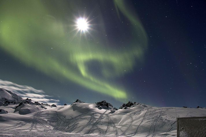 Þessar myndir af dansandi norðurljósunum tók Ragnheiður Guðjónsdóttir, vinkona Elízu, þegar hún og fleiri komu í óvænta heimsókn til hennar í Landmannalaugar.