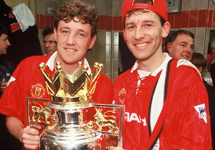 Þeir Steve Bruce og Bryan Robson fagna hér Englandsmeistaratitlinum með Manchester United árið 1993, en nú er öldin önnur og flest bendir til þess að þeir falli báðir í 1. deildina sem knattspyrnustjórar Birmingham og West Brom