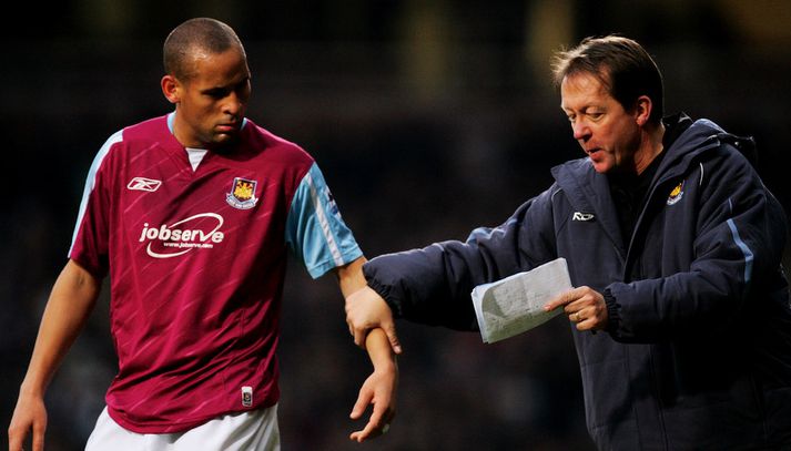 Nigel Quashie ræðir við Alan Curbishley, þáverandi stjóra West Ham, árið 2007.