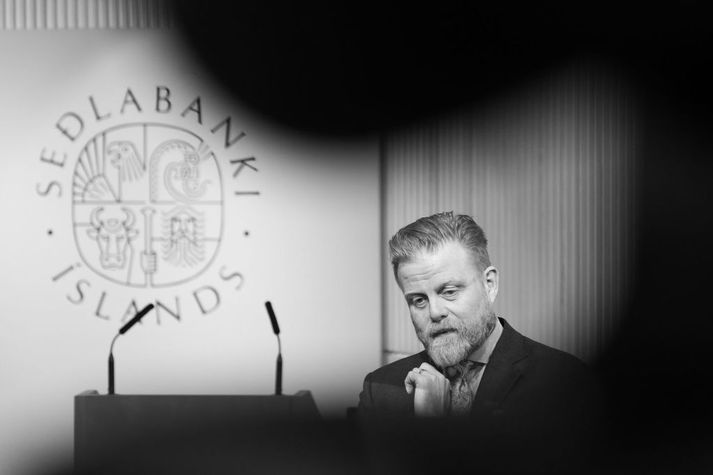 Verðbólgan hefur haldið áfram að lækka frá því að Ásgeir Jónsson seðlabankastjóri og peningastefnunefndin kom síðast saman í febrúar, en á móti hafa verðbólguvæntingar heimila hækkað nokkuð óvænt. 