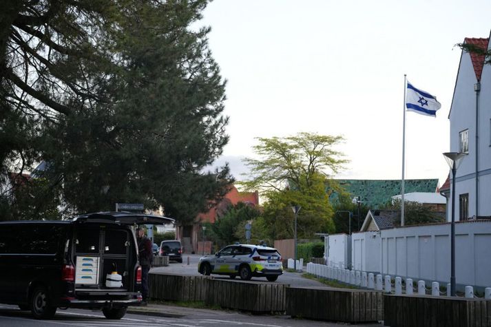 Lögreglubílar við ísraelska sendiráðið í Hellerup í Kaupmannahöfn í morgun.