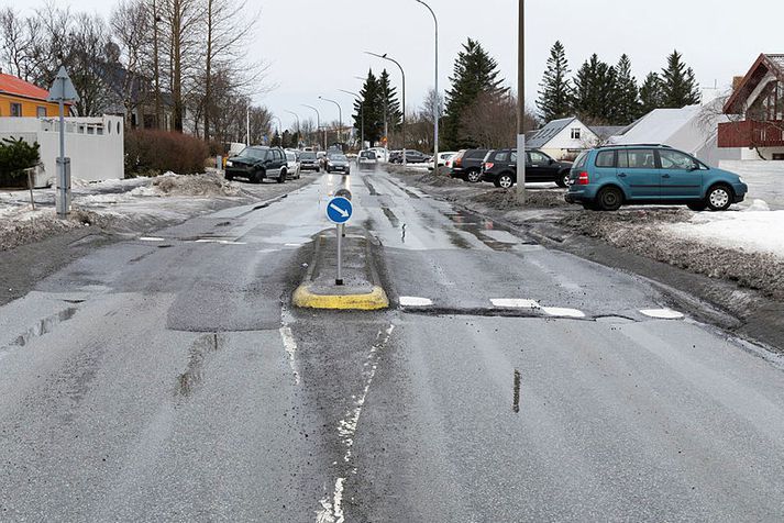 Hraðahindrun við Sogaveg í Reykjavík. Hún er ekki meðal þeirra sem til stendur að endurgera.