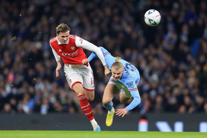 Rob Holding hjá Arsenal og Erling Haaland hjá  Manchester City í baráttunni um boltann í bikarleik félaganna í janúar.