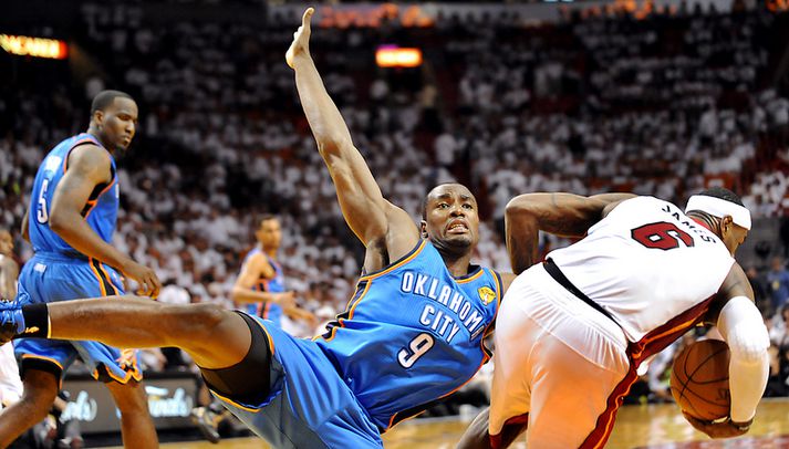 Serge Ibaka og LeBron James.