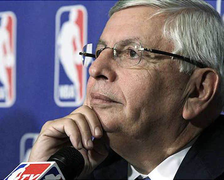 Forráðamenn NBA deildarinnar standa í ströngu þessa dagana í viðræðum sínum við leikmannasamtök deildarinnar. David Stern framkvæmdastjóri NBA deildarinnar er eflaust ekki sáttur við taprekstur hjá 22 liðum af alls 20.