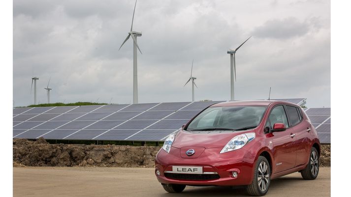 Vindmyllur og sólarrafhlöður við hlið samsetningarverksmiðju Nissan í Sunderland.