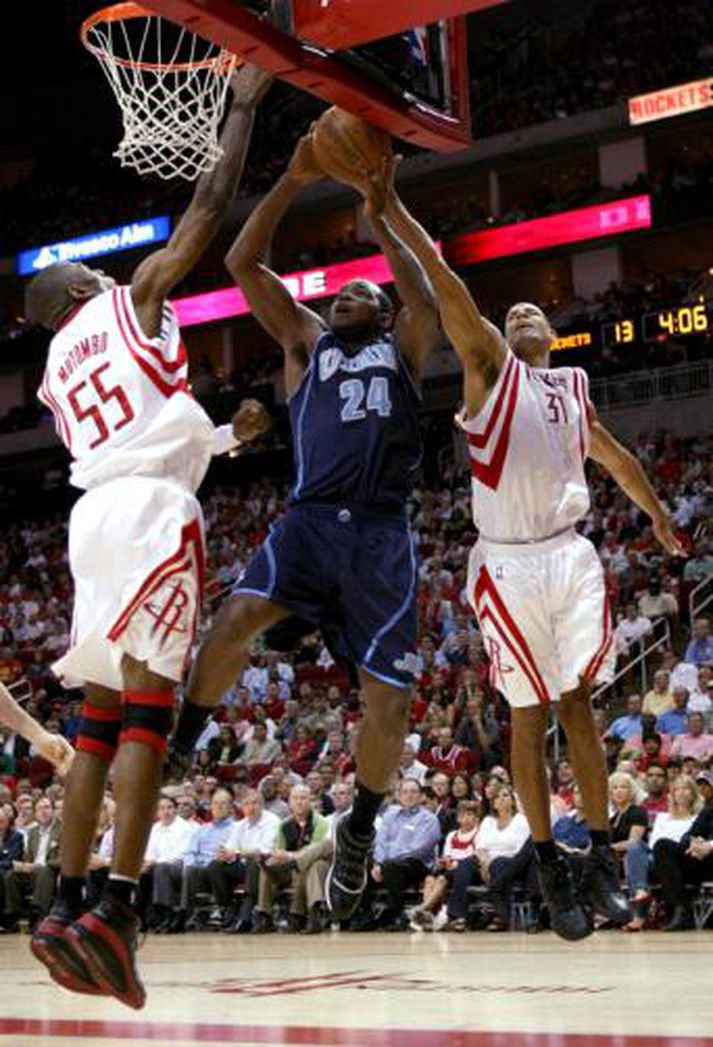 Paul Millsap, leikmaður Utah Jazz, fer á milli þeirra Dikembe Mutombo og Shane Battier hjá Houston Rockets.