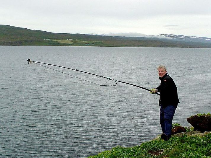 háfurinn mundaður Samkvæmt lögum eiga allir sem stunda lundaveiðar að vera með veiðikort. Brot á þessum lögum varða fjársektum eða fangelsi.