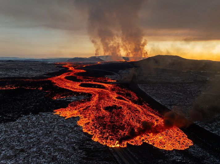 Hraun úr miðgígnum hefur verið að flæða með varnargörðunum kringum Svartsengi og Bláa lónið.