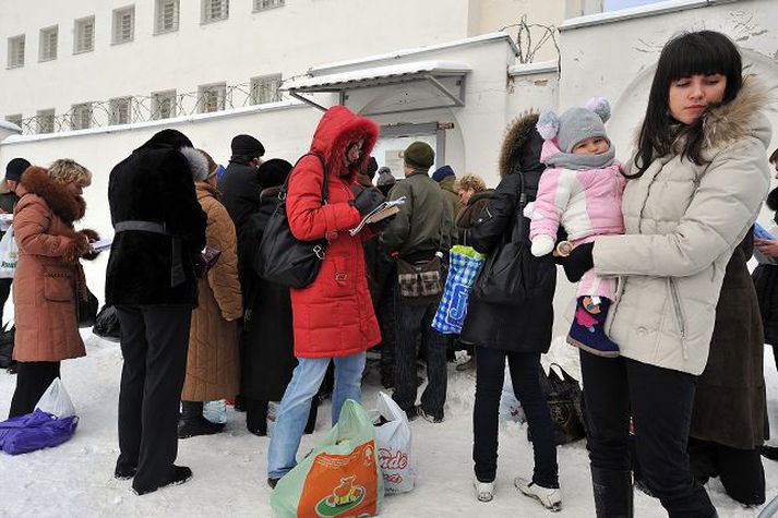 Fjöldi fólks hefur safnast saman fyrir utan fangelsi í Minsk, þar sem mótmælendur eru í haldi.  nordicphotos/afp