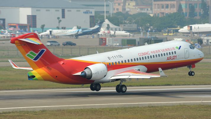 Comac ARJ21-700 hefur sig til flugs.