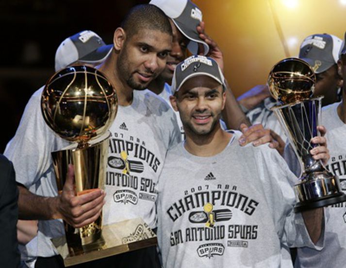 Tim Duncan og Tony Parker fagna titlinum í nótt