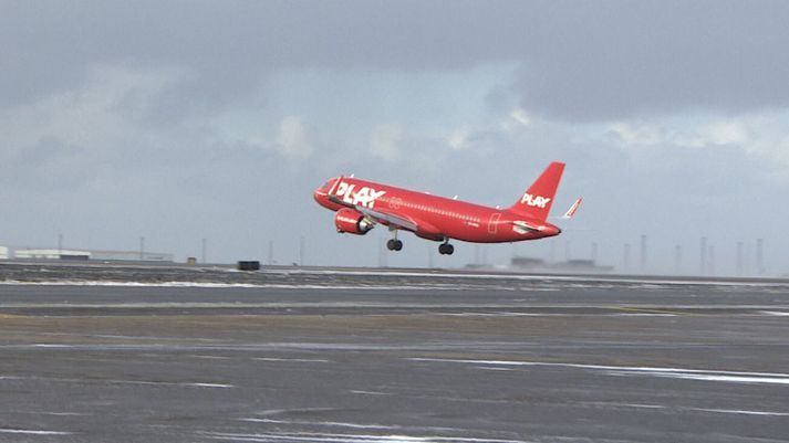 Flugvélin var við það að snerta flugbrautina þegar flugmennirnir hættu skyndilega við lendingu og gáfu hreyflunum fullt afl.