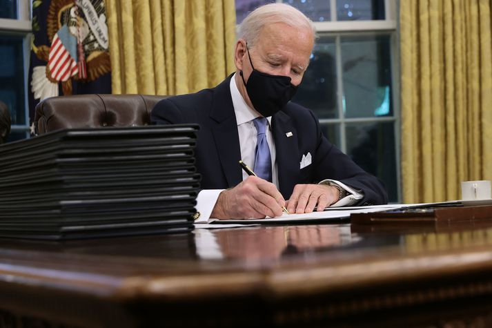 Joe Biden skrifaði undir sínar fyrstu forsetatilskipanir í dag, strax á fyrsta degi í embætti. 