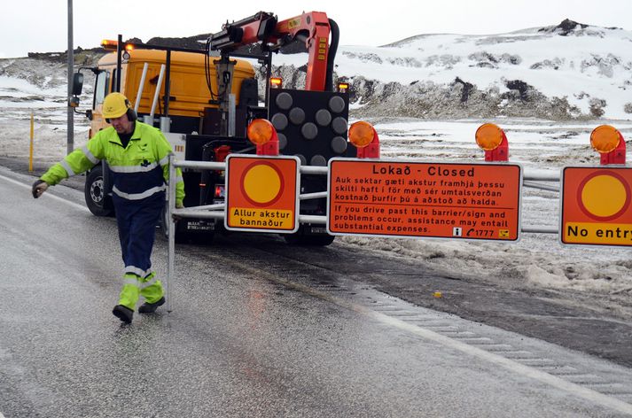 Loka þarf vegum vegna veðurs.