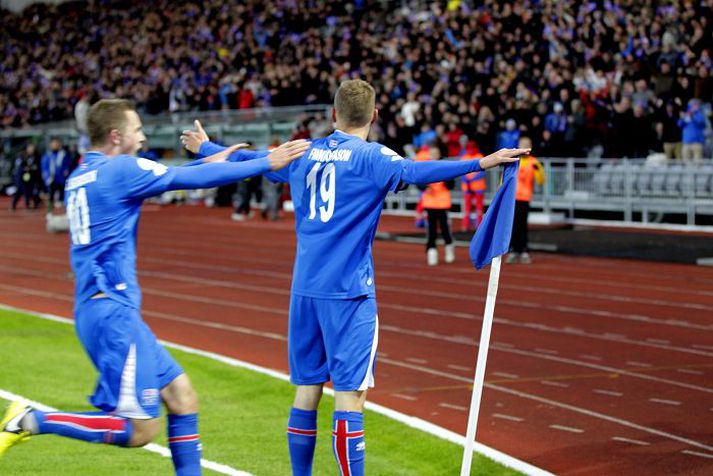 Alfreð Finnbogason og Gylfi Þór Sigurðsson fagna marki Alfreðs sem innsiglaði sigurinn á Noregi. 