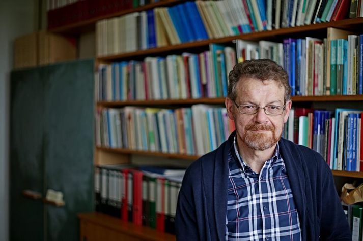 Eiríkur Rögnvaldsson, prófessor emeritus í íslenskri málfræði, segir mikilvægt að skrifleg ökupróf séu á skiljanlegri íslensku.