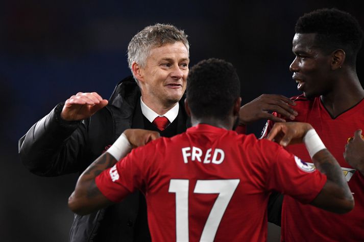 Solskjær fagnar með Pogba og Fred í leikslok.