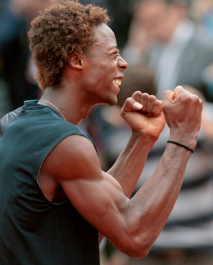 Gael Monfils fagnar sigri í dag.